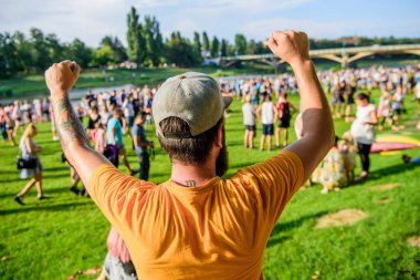 Yaz festivalini ziyaret edin. Adam tatil veya festival kutlamak. Yaz festivali. Adamın sakallı hipster'ı kalabalığın önünde. Açık hava konseri. Şimdi bilet ayırt. Erken kuş satışı. Müzik festivali. Eğlence konsepti