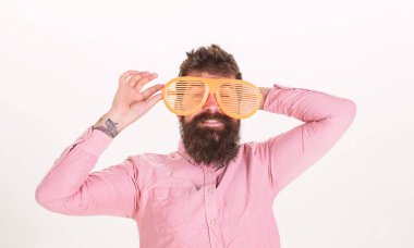 Güneş gözlüğü tatil öznitelik ve şık aksesuar. Göz koruma güneş gözlüğü aksesuar yaz. Hippi giyim çekim tonları son derece büyük güneş gözlüğü. Adam adam giyim dev louvered güneş gözlüğü sakallı