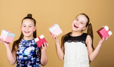 Alışveriş onların tutkusudur. Çocuk. Yetenekli küçük kız kardeşler. Şimdiki kutulu küçük kızlar. Sürpriz. Aile kardeşliği. Doğum günün kutlu olsun. Tatil kutlaması. Boks günü. Noel alışveriş