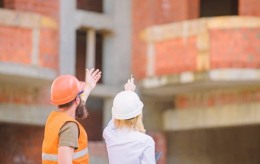 İnşaat sektöründe katılımcı ve inşaat istemciler arasındaki ilişkiler. İnşaat ekibi iletişim kavramı. İlerleme planı tartışmak. Kadın mühendis ve Oluşturucu inşaat alanında iletişim