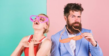 Ofis partisi. En iyi dostlar. Parti gözlüklü mutlu bir çift. Coupl