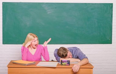 Kendine güvenen mezunu. Erkek ve kadın sınıfta birkaç. Modern okul. Bilgi gün. Evde eğitim. Okula dönüş. Öğrenci hayatı. Ders ve yazı tahtası. Öğretmenler günü. yorgun çift