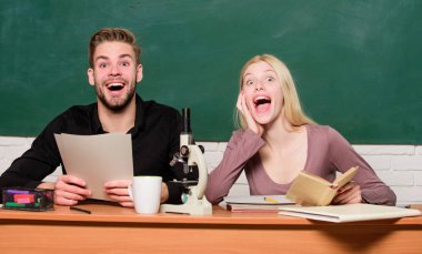 Okula geri dön. Sınıfta bir çift kadın ve erkek. Evde eğitim. Modern okul. Bilgi günü. Öğrenci hayatı. Ders ve tahta. Öğretmenler günü. Mutlu çift. Soğuma zamanı