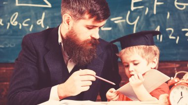 Bireysel eğitim kavramı. Sakal, oğlum, küçük çocuk öğretmen öğretir Peder. Öğretmen, evde tek tek çocuk çalışmaları. Öğretmen ve öğrenci kolej, kara tahta arka plan içinde