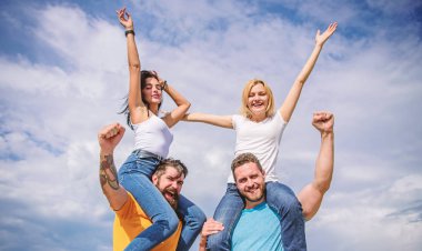 Özgürlüğü hisset. Neşeli çiftler dans ediyor. Arkadaşlar açık hava festivalinde eğleniyor. Erkekler ve kadınlar müzik festivalinin tadını çıkarıyorlar. Tatil sırasında ünlü festivali ziyaret et. Mutluluk ve neşe. Rock müzik festivali