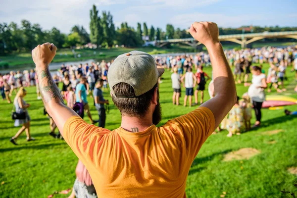 Navštivte letní festival. Chlápek oslaví dovolenou nebo festival. Letní slavnost. Vousatý hipíček před davem. Otevřený letecký koncert. Rezervujte si letenku hned. Ranní prodej ptáků. Hudební festival. Koncepce zábavy — Stock fotografie