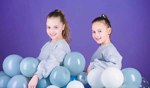 Börja festa. Födelsedagsfest. Internationella barnens dag. En bekymmerslös barndom. Systrar ordnar hemfest. Hälsningskoncept. Har roligt koncept. Ballong tema fest. Flickor vänner nära luftballonger — Stockfoto