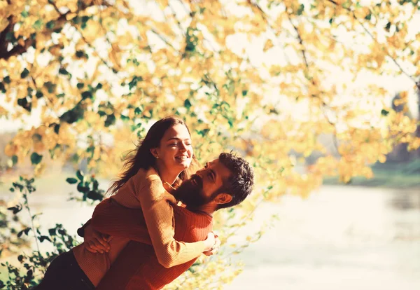 女孩，留胡子的家伙或快乐的情人在约会拥抱 — 图库照片