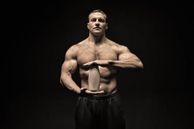 Welness ve hijyen sporcu için. Vücut geliştirmeci şampuan tutun veya şişe jel. Adam atlet Sığdır gövde ve AB Spa banyo veya duş kozmetik sonrası eğitim salonunda, vintage.