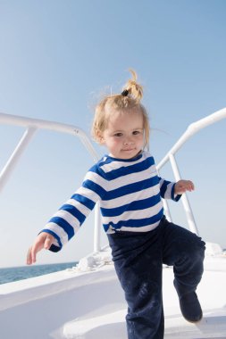 çizgili deniz gömlek komik çocuk. yaz tatili. mutlu çocukluk. seyahat maceraları ve wanderlust. yattaki mutlu küçük çocuk. deniz veya okyanus tekne gezisi. teknede küçük denizci. deniz yaşam tarzı