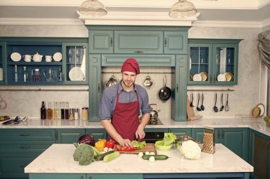 Aşçı adam mutfakta yemek pişiriyor. Şov mutfağındaki sebze reyonu şefi. Diyet günündeki adam. Ağzına koyduğun şeyi düşün. Sağlıklı beslenme budur.