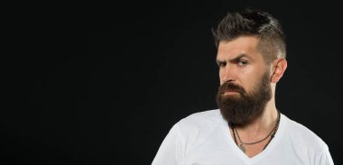 Berber uçları sakalını korur. Şekillendirme ve sakal bakımı kırpma. Sakallı kendine güvenen hipster. Sakal moda ve berber kavramı. Adam yakışıklı hipster şık sakal ve bıyık. Güzellik ve erkeklik