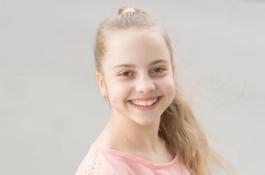 Herkes için mutluluk. Sevimli gülen yüzlü mutlu küçük çocuk. Uzun sarı saçlı küçük kız ve mutlulukla parlayan sevimli gülümseme. Mutluluk kavramı. Çocuklar çok fazla mutluluk getirir.