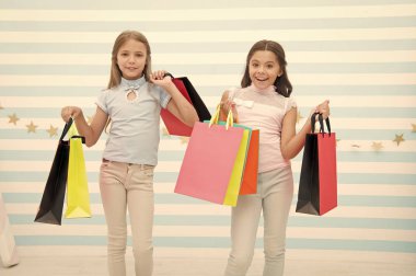 Kız gibi mutluluk. Çocuklar mutlu grup paketleri taşır. En iyi arkadaşım kavramı ile alışveriş. Kızlar alışveriş gibi. Çocuklar mutlu küçük kızlar alışveriş torbaları tutuşur. En iyi arkadaşı veya kız kardeşi ile alışverişin tadını çıkarın