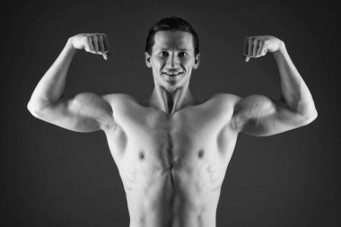 Asla pes etme ve yürümeye devam et. vücudunuzun uygun ve kilo. Spor ve fitness. Atlet ya da sporcu kırmızı şort. Spor salonunda egzersiz fitness adam. Kaslı adam güçlü gövdeli