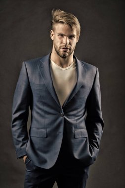 Klasik takım elbiseli yakışıklı genç adam.