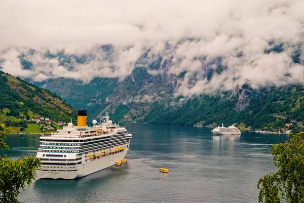 Osobní loď ukotvená v přístavu. Výletní loď v norském fjordu. Cíl cesty, turistika. Dobrodružství, objev, cesta. Dovolená, výlet, poutní touha. — Stock fotografie