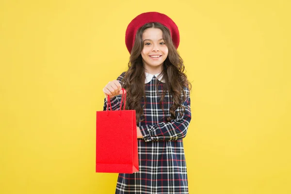 Explore a indústria da moda. Marcas favoritas e tendências mais quentes. Menina com saco de compras. Compras e compras. Sexta-feira negra. Desconto de venda. Dia das compras. Pacote de retenção para crianças. Moda infantil. Aniversário menina — Fotografia de Stock