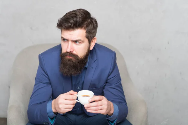 Recarga y recarga. Hombre guapo barbudo hombre de negocios sostener la taza de café. Concepto de pausa. Gente de negocios. El mejor café servido para él. Atractivo gerente pensativo en el estado de ánimo reflexivo. Taza de café —  Fotos de Stock