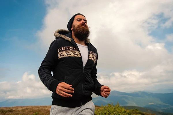 Homme coureur à longue barbe courir sur le paysage de montagne — Photo