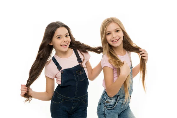Být báječný každý den. Rozkošné malé holčičky s dlouhými vlasy. Roztomilá děvčata nosí nový účes. Děti a péče o vlasy. Krása a kadeřnictví. Vlasy a dresink v přirozeném stylu — Stock fotografie
