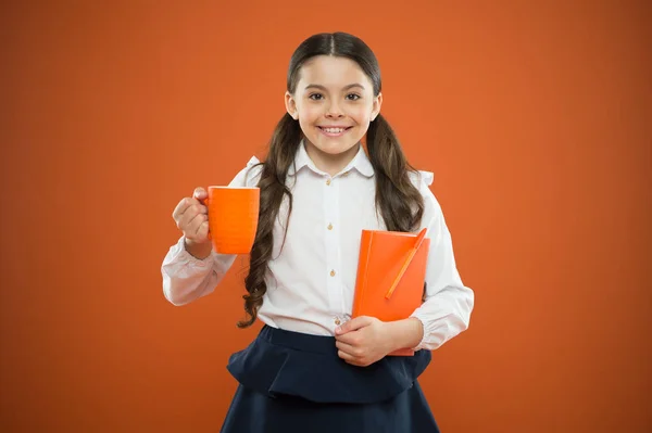 Calories carburant pour le cerveau. Une fille boit du cacao ou du thé. Écolière avec tasse à thé. Détendez-vous et rechargez. Bilan hydrique. Profiter du thé avant les cours. Buvez assez d'eau. Boisson inspirante — Photo