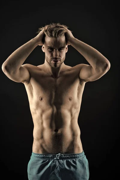 Muscolare bel ragazzo sexy su sfondo nero, torso nudo, annata . — Foto Stock