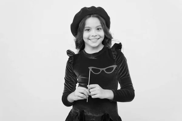 Concepto de accesorios de fiesta. Niño con pelo largo y sombrero de moda. Fiesta de cumpleaños fotomatón utilería. Niña alegre posando con gafas atributo partido. Vamos a divertirnos. Ella listo partido de inicio —  Fotos de Stock