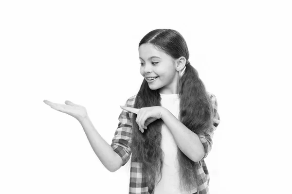 Kid feliz sorrir rosto alegre com penteado adorável mostrar algo no espaço de cópia palma aberta. Conceito de cabelo forte. Rapaz longo cabelo brilhante saudável. Menina crescer cabelos longos. Hábitos saudáveis de cuidado do cabelo — Fotografia de Stock