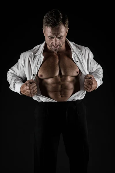 Migliora te stesso. Atleta muscoloso. Attraente ragazzo corpo muscolare. Orgoglioso di ottima forma. Il concetto di culturista. Sano e forte. Macho bello con busto muscoloso. Mascolinità e sport — Foto Stock