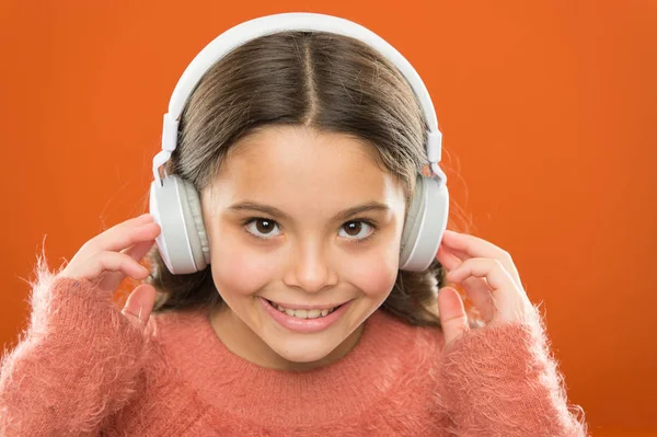 The technology uses focused sound waves. Small child wearing wireless stereo headphones. Technology and music. Stereo sound technology. Modern technology — Stock Photo, Image