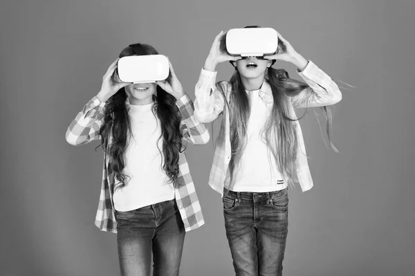 O futuro está presente. Espaço virtual e jogos virtuais. Tecnologia de realidade virtual. Descubra a realidade virtual. Crianças meninas jogar jogo de realidade virtual. Amigos interagem no vr. Explore a realidade alternativa — Fotografia de Stock
