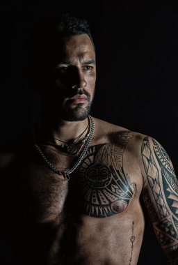 Maço seksi çıplak gövde ile. Dövmeli göğüs sakallı adam. Modeli dövme sanatı ile cilt üzerinde uygun. Sporcu ya da atlet şık sakal ve saç. Spor ya da fitness ve welness. Kendinden emin ve yakışıklı