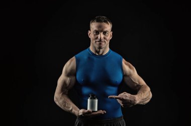 hap kavanoz, steroid kas vücut yakışıklı vücut geliştirmeci adamla tutar