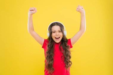 Kulağında koca bir müzik dünyası. En iyi şarkılar. Genç çocuklar kulaklıkla müzik dinlemeyi severler. Küçük kız favori müzikten hoşlanıyor. Ritmi yakala. Çocuk müzik kulaklığı dinliyor. Eğlence ve eğlence