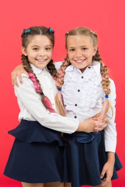 Okul daha eğlenceli olmalı. Sevimli saç modeli ve mutlu gülümsüyor ile Schoolgirls. En iyi arkadaşlar mükemmel öğrenciler. Schoolgirls düzenli görünüm sizinle tanışmak için sevindim. Okulda yeni arkadaşlar edinin. Okul arkadaşlığı