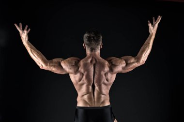 Maço yakışıklı ve kaslı gövdeli. Erkeklik ve spor. Kendini geliştir. Erkek kaslı atlet. Çekici adam kaslı vücut. Mükemmel şekli gurur duyuyoruz. Vücut geliştirmeci kavramı. Sağlıklı ve güçlü