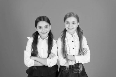 Kızlar en iyi arkadaşlar okul üniforması sınıf arkadaşları. Okulda dostane ilişkiler. Arkadaşlık okul eğitimine devam ederken. Okul dostluk kavramı. Neşeli çocuklar. En iyi arkadaşıyla ders motivasyon