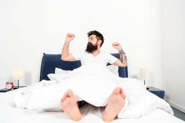 Güzel bir sabah ın tadını çıkarıyorum. enerji ve yorgunluk. uykuda ve uyanık. yatak odasında acımasız uykulu adam. sakallı adam hipster sabah uyku. yatakta pijama sakallı olgun erkek. Sabah ilham