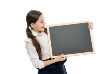 Dersin başlangıcı. Özel ders için boş tahta tutan küçük bir kız öğrenci. Küçük öğrenci okulda ders öğreniyor. Sevimli küçük çocuk kara tahtada bir ders ezberden, kopya alanı