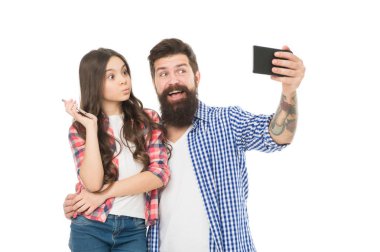 Birlikte güzel anları yakalıyoruz. Birlikte eğleniyoruz. Babasıyla mutlu küçük bir kız. Küçük çocuk babasını seviyor. Baba ve kızı beyazda izole edilmiş. Babalar günü. Çocuklar Günü 'nde. Aile bağları. selfie