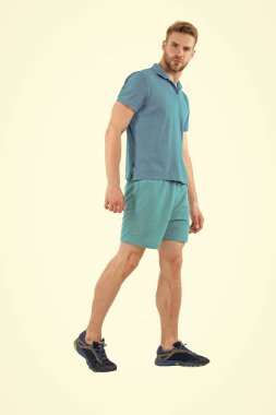 Aktif yaşam tarzı egzersiz veya eğitim için maço giyim giyim. Erkek spor giyim beyaz arka plan üzerinde izole. Mavi rahat kıyafetler sakallı adam. Spor moda stil ve eğilim. Fitness ve spor giyim