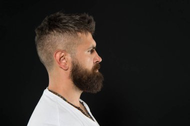 Adam yakışıklı hipster şık sakal ve bıyık. Güzellik ve erkeklik. Sakallı kendine güvenen hipster. Sakal moda ve berber kavramı. Berber uçları sakalını korur. Şekillendirme ve sakal bakımı kırpma