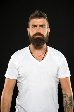 Güzellik ve erkeklik. Sakallı kendine güvenen hipster. Sakal moda ve berber kavramı. Adam yakışıklı hipster şık sakal ve bıyık. Berber uçları sakalını korur. Şekillendirme ve sakal bakımı kırpma