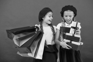 Alışveriş arkadaşlarım ile eğlenceli olmak. Çocuk kırmızı arka plan alışveriş tarafından memnun. Alışveriş ve giyim alışveriş merkezleri ile saplantı. Alışverişkoliğin kavramı. Çocuklar sevimli kız öğrenciler grup alışveriş torbaları tutun