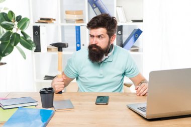 Ofis hayatı onu çıldırtıyor. Sakallı ve bıyıklı işadamı elinde çekiçle çıldırdı. Kızgın agresif işadamı ofiste. Çekiç tutan sinirli ofis çalışanı parçalamaya hazır