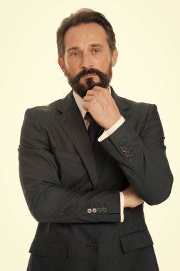 İş adamı sakallı, düşünceli girişimci. Düşünceli iş adamı konsepti. Düşünceli bir iş adamı karar verir. Zor iş kararı. İş adamı resmi takım elbiseli olgun bir adam beyaz tenli.