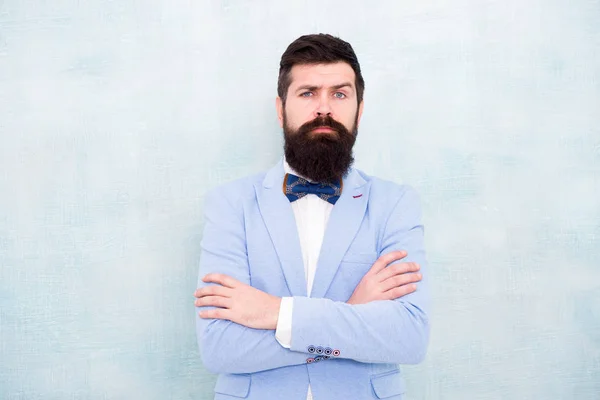 Homem encantador. noivo de noiva na festa de casamento. Homem hipster de glamour com barba. um cavalheiro vai ao encontro amoroso. homem de negócios maduro em casaco azul. look de moda de smoking. Homem barbudo de gravata borboleta. noivo da noiva — Fotografia de Stock