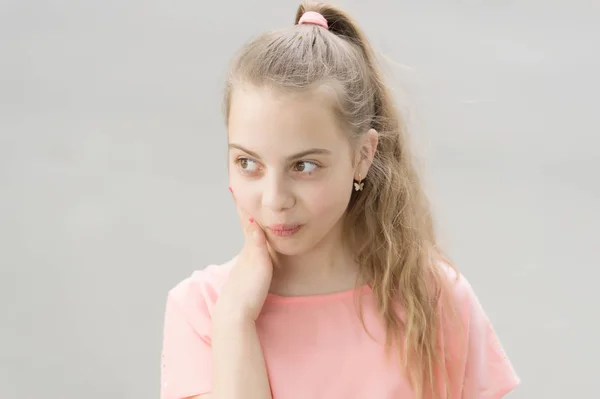 Waardoor je haar er glanzend uitziet. Schattig klein meisje met lange blonde haren. Schattige kleine kind met paardenstaart haarstijl. Haar gezond houden — Stockfoto