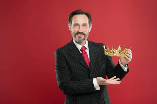 Bli kung ceremoni. Utmärkelse och prestation. Känsla överlägsenhet. Att vara överlägsen människa. Monarki attribut. Monarki familjetraditioner. Man skäggiga Guy i kostym håll Golden Crown symbol för monarki — Stockfoto